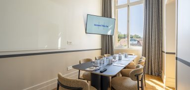 Salle de réunion Coco Chanel 6 personnes coworking Héméra Biarritz